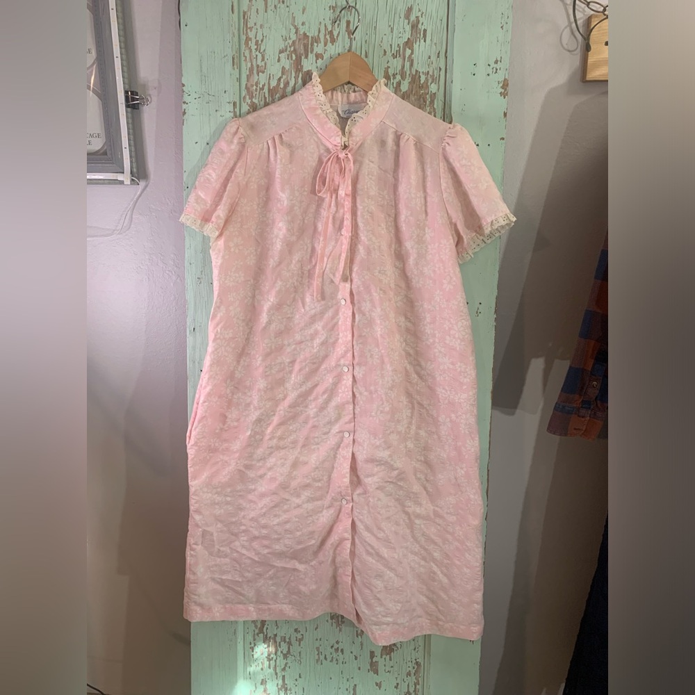 Women’s It’s Charm made in the USA pink & white floral button down robe duster